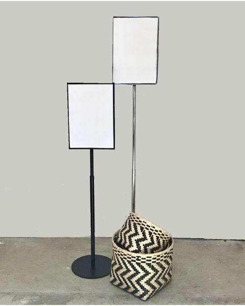 Fod i metal Ø 30 cm. 5,7 kg. Til skilteramme, justerbar, rund. Stang Ø 2 cm. H66-132 cm, sort - skilteholder købes seperat