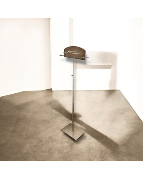 Krogedisplay i børstet satin. H 121-141.