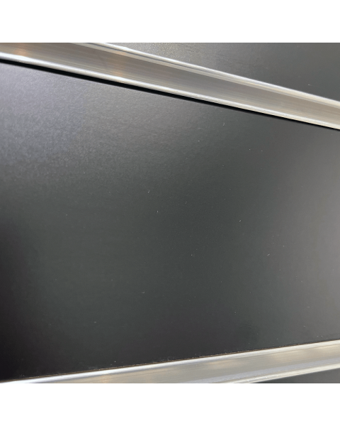 Rillepanel, Sort. 10 cm. Inkl. lister. Standard. Vælg størrelse og farve på lister.