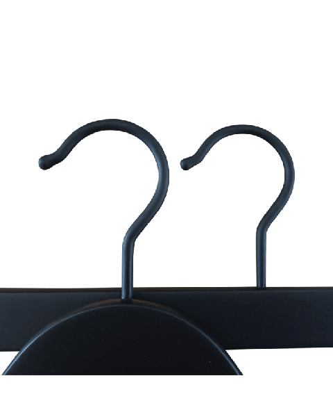 Vesterhavs Træbøjle, gummicoated, med hak. Mat sort, B 45 cm. Gummicoated krog i sort