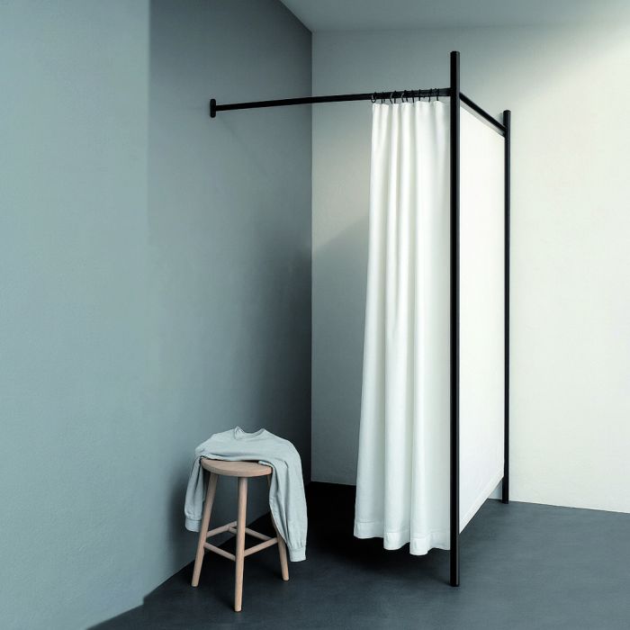 1-sidet prøverum. Sæt med sort stel og forhæng. ( B 100 x D 100 x H 210 cm.) - Vælg farve på forhæng