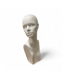 Damehoved med del af overkrop i flamingo.